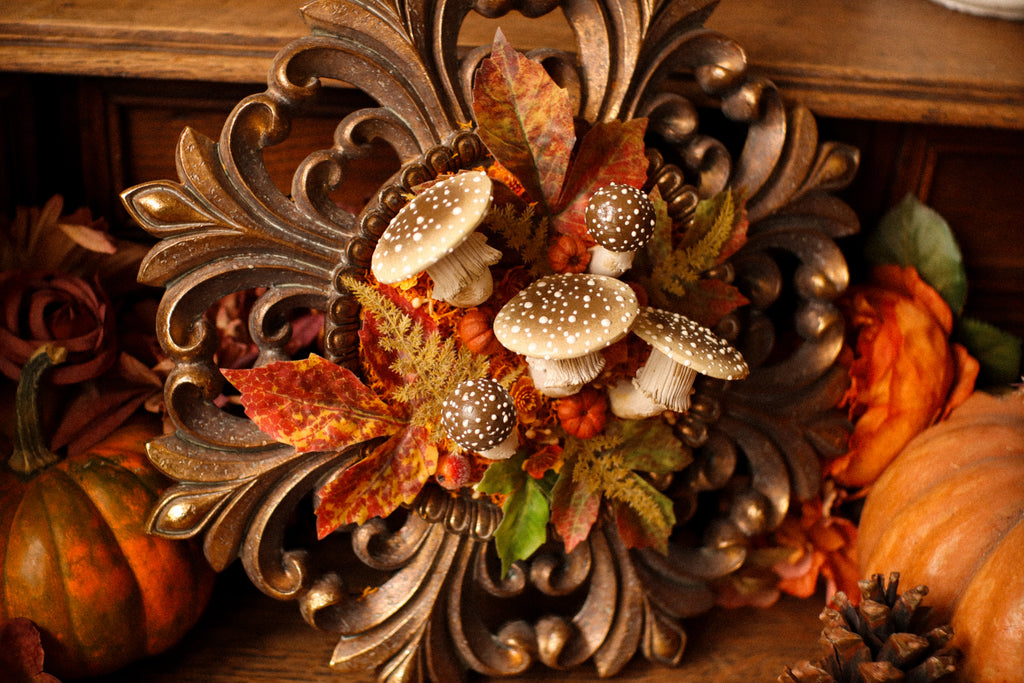 Grand cadre soleil style baroque doré aux amanites, lierres et citrouilles