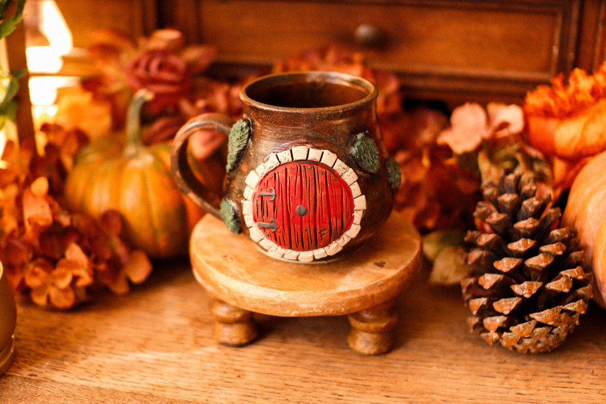 Grande tasse porte de Hobbit en grès « Chez le vieux Finnigan »