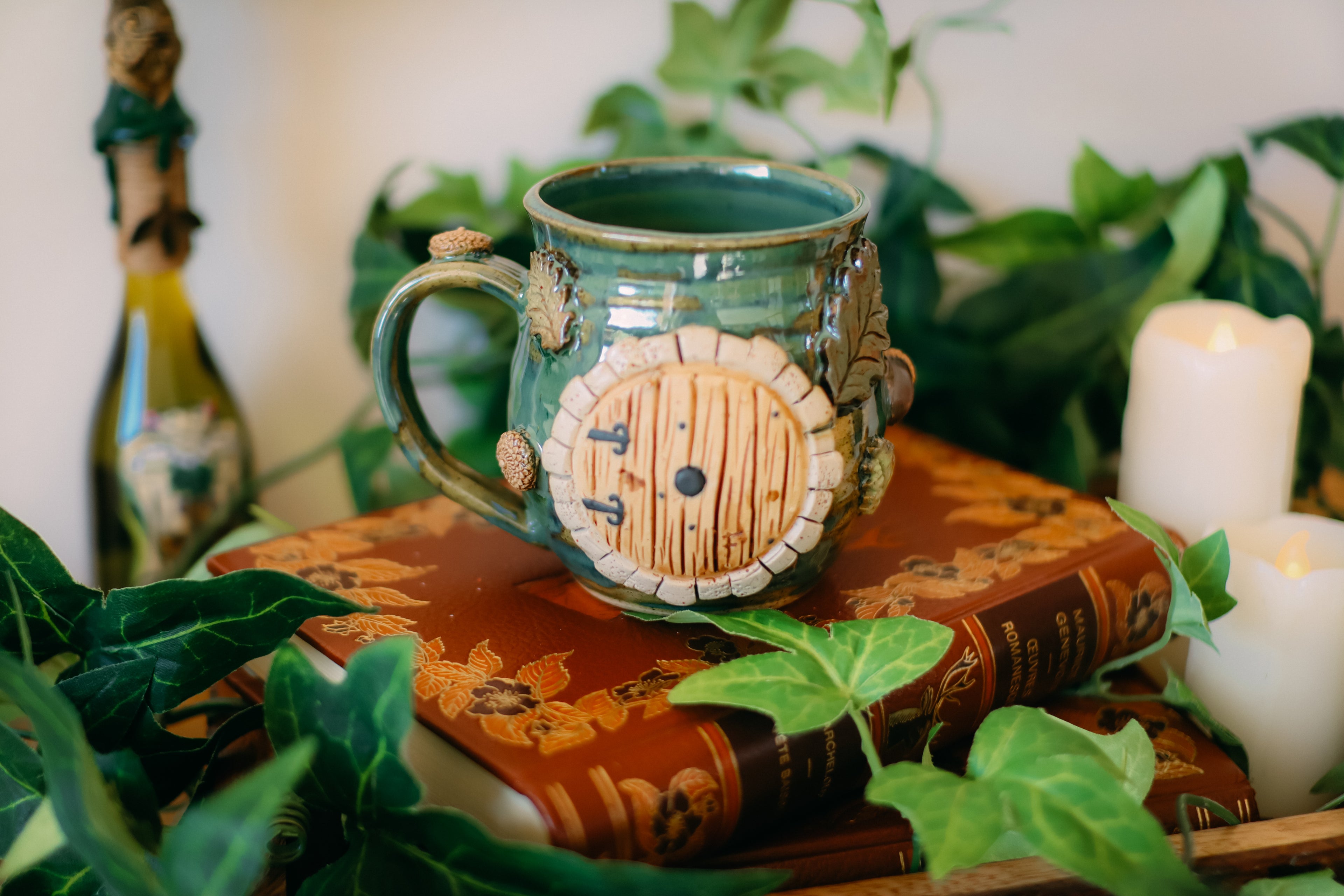 Tasse porte de Hobbit en grès en grès « Terrier de la famille Ranugad »