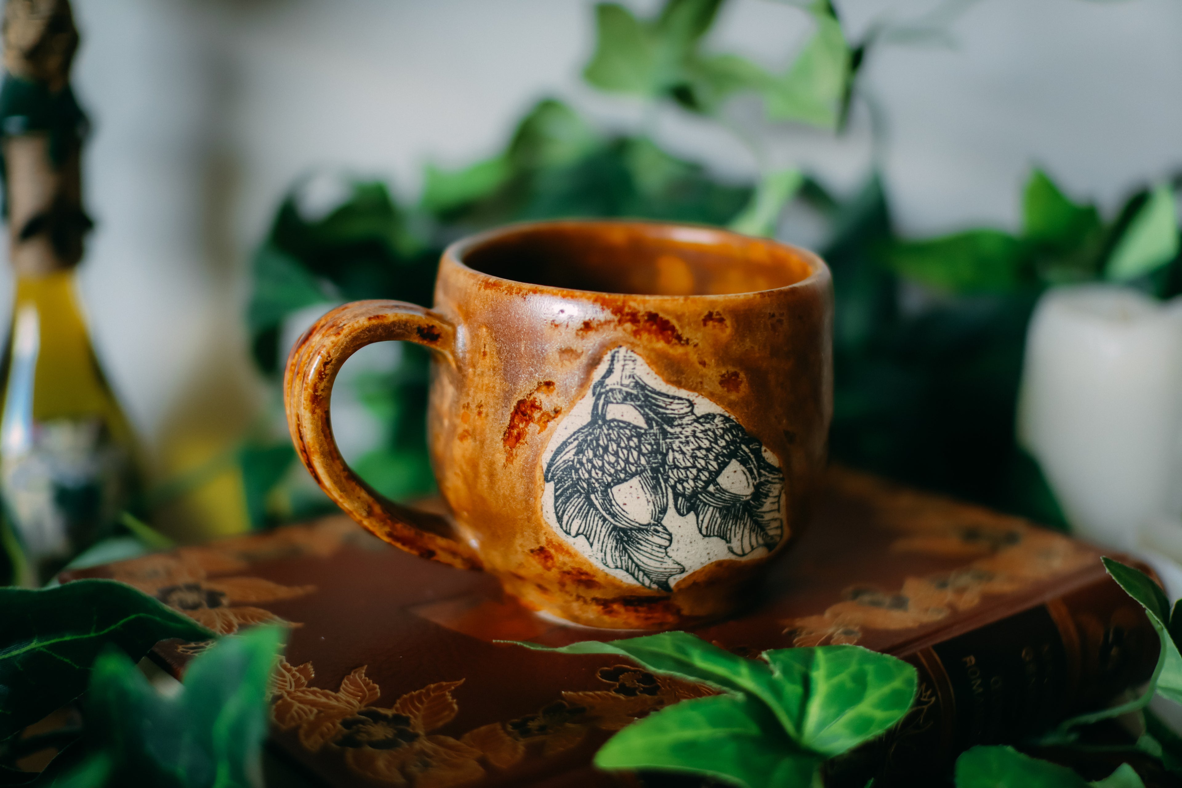 Petite tasse en grès « Duo de glands »