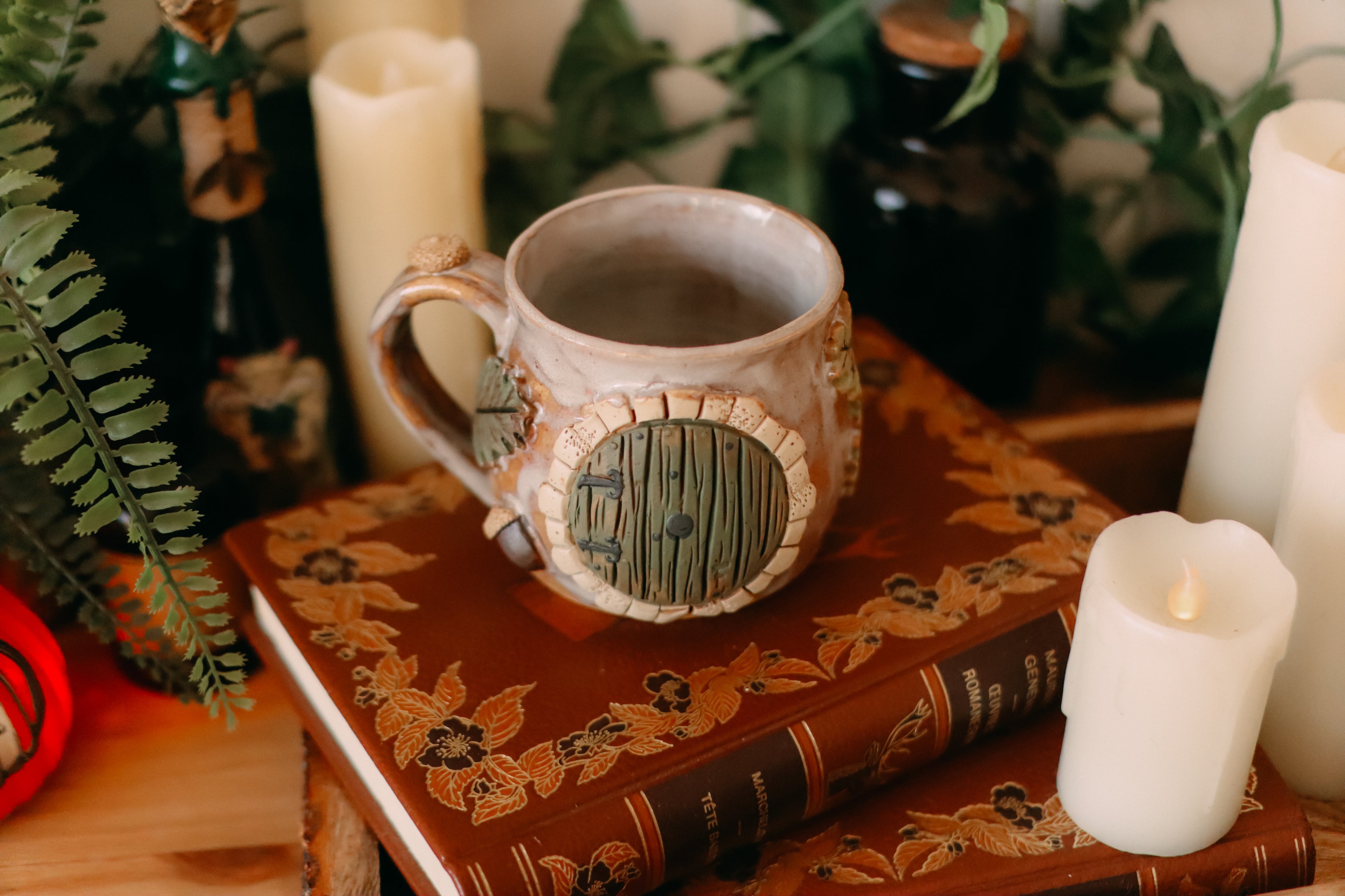 Petite tasse en grès porte de Hobbit  « Maisonnette de la famille Fossenfleur »
