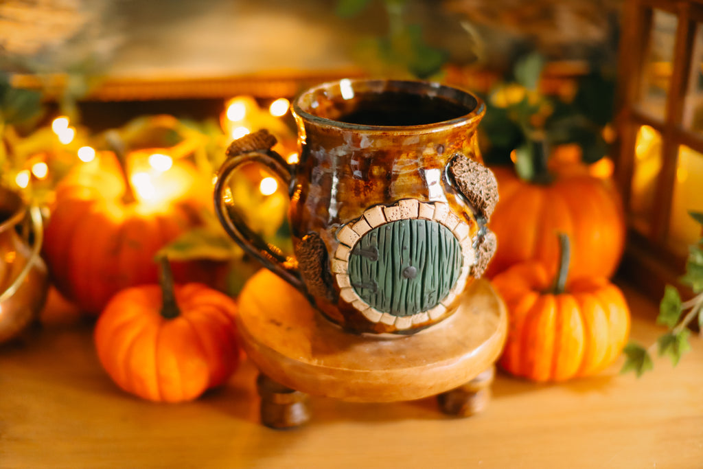 Tasse porte de Hobbit en grès « Maisonnée de la veuve Berthe Tourteau »