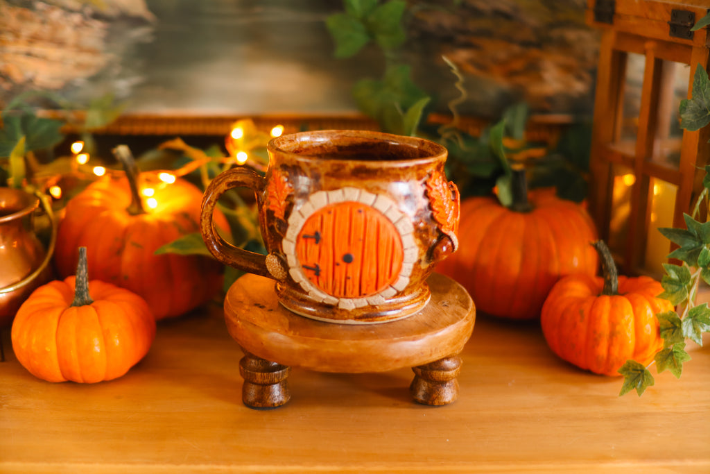 Tasse porte de Hobbit en grès « Maisonnée de la famille Pouarchand »