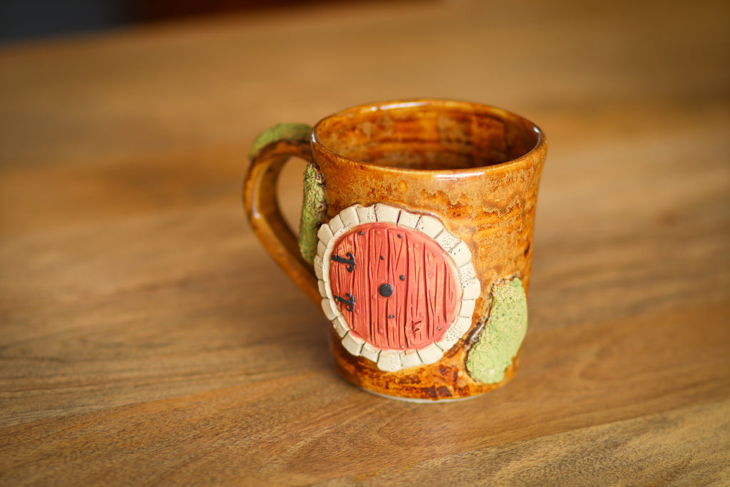 Tasse en grès porte de hobbit « Maisonnée d'Alfred Tournegraine »