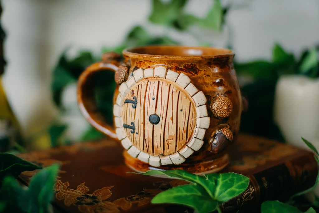 Tasse porte de Hobbit en grès en grès « Cabane de Judy et Lupin Chopebois »