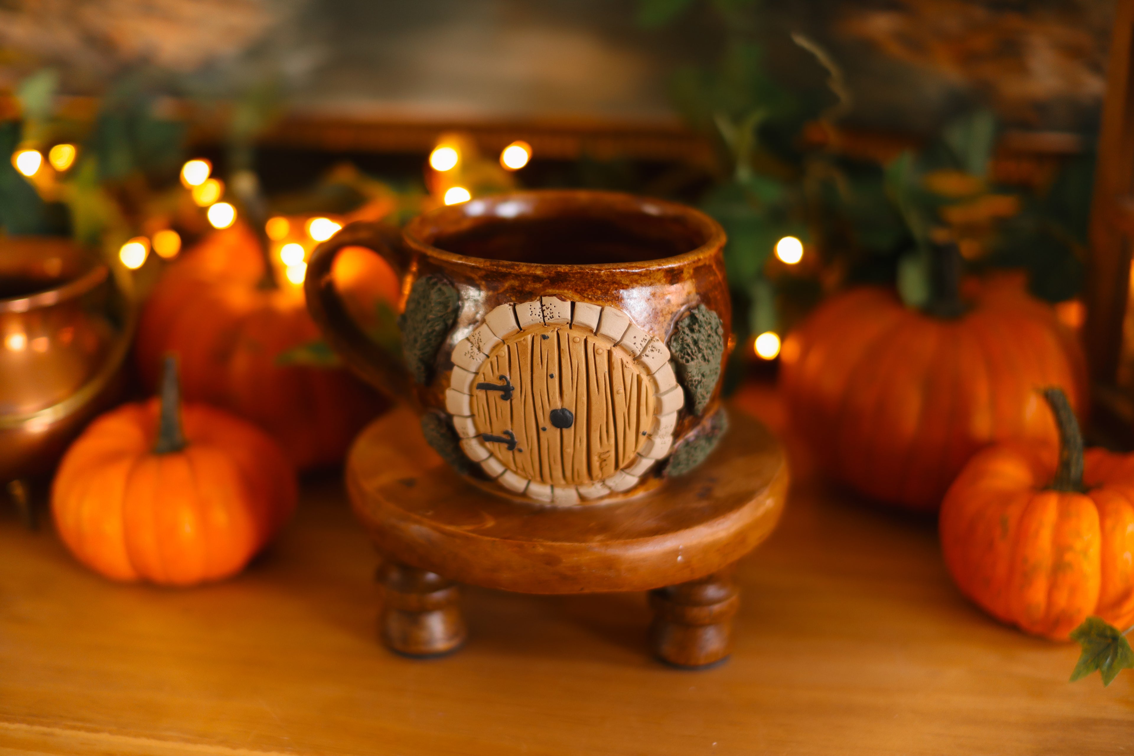 Tasse porte de Hobbit en grès « Petit domaine de Monsieur et Madame Crémeauloin »
