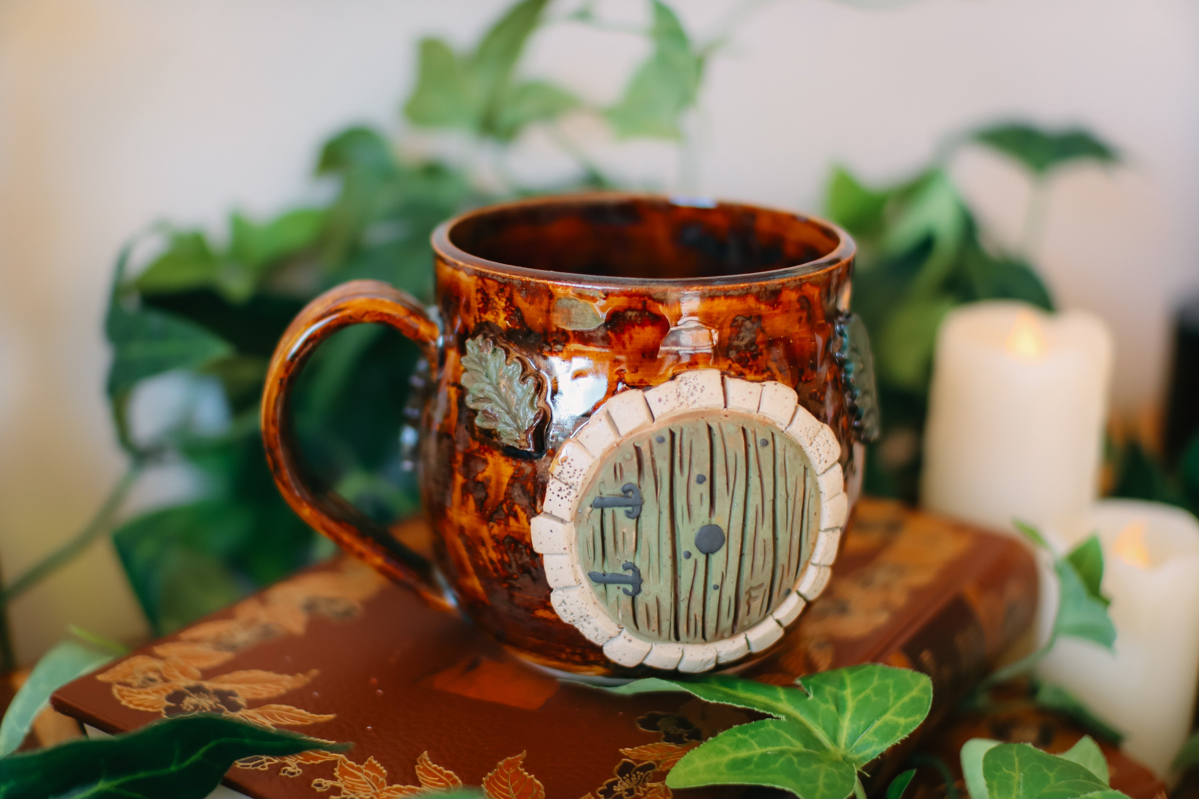 Tasse porte de Hobbit en grès en grès « Maisonnée de Mademoiselle Hilda Reginwald »