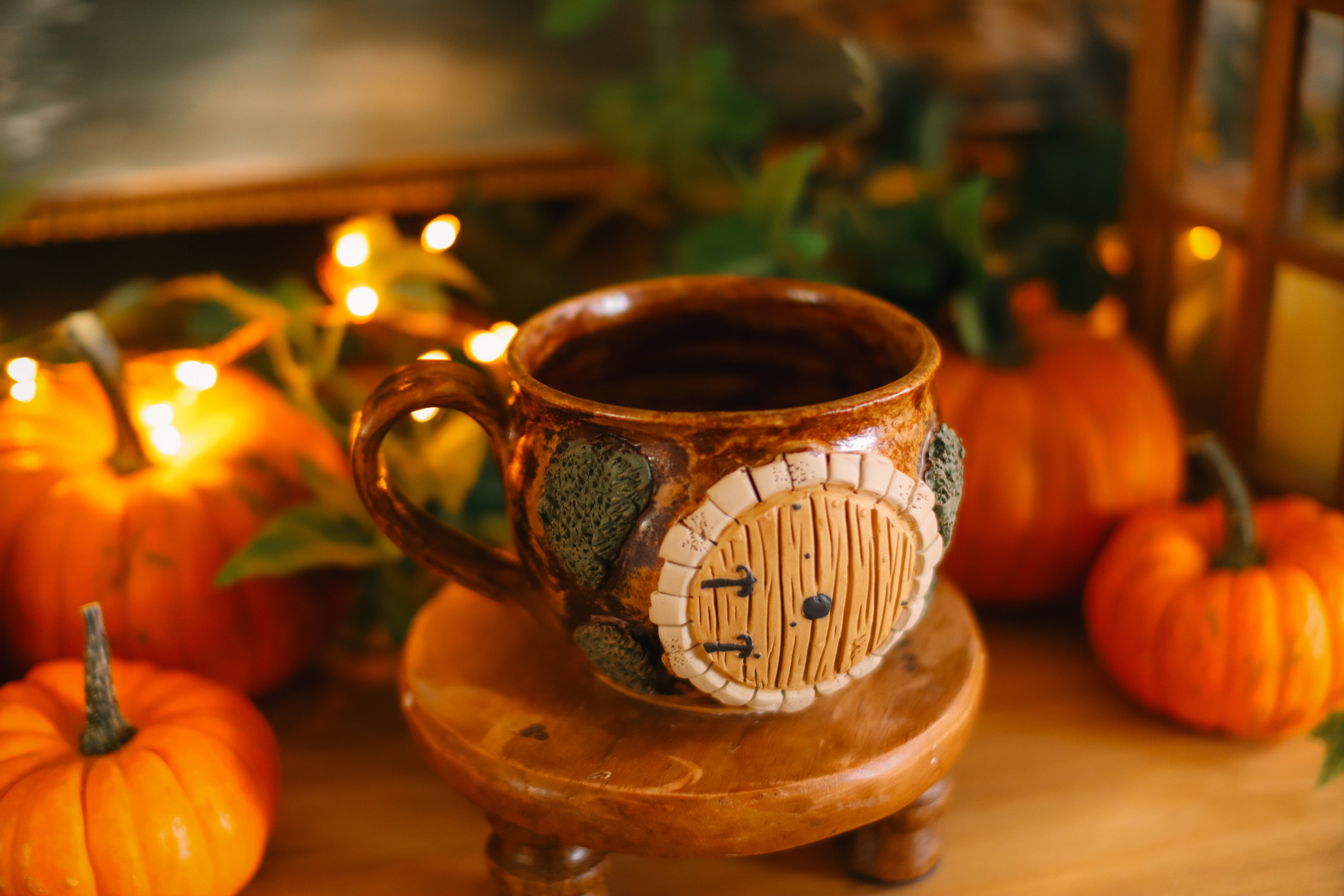 Tasse porte de Hobbit en grès « Petit domaine de Monsieur et Madame Crémeauloin »
