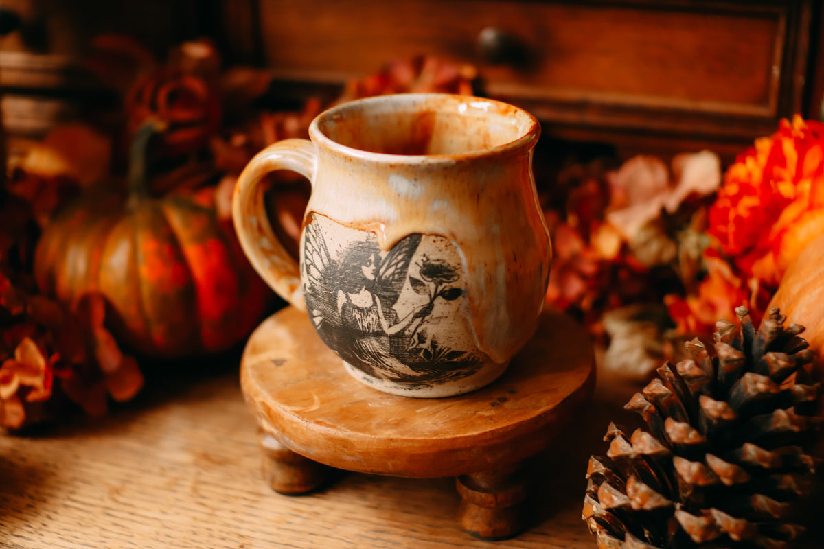 Petite tasse en grès avec illustration « fée des fleurs »