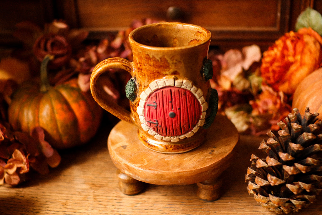 Grande tasse porte de Hobbit en grès « Maison de Bertille Bourdon »