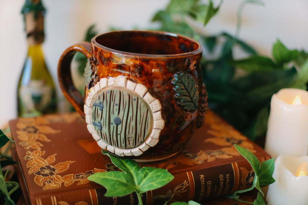Tasse porte de Hobbit en grès en grès « Maisonnée de Mademoiselle Hilda Reginwald »