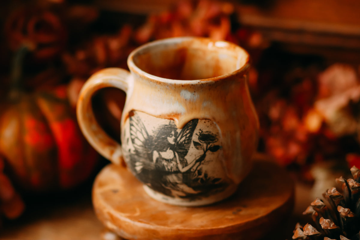 Petite tasse en grès avec illustration « fée des fleurs »