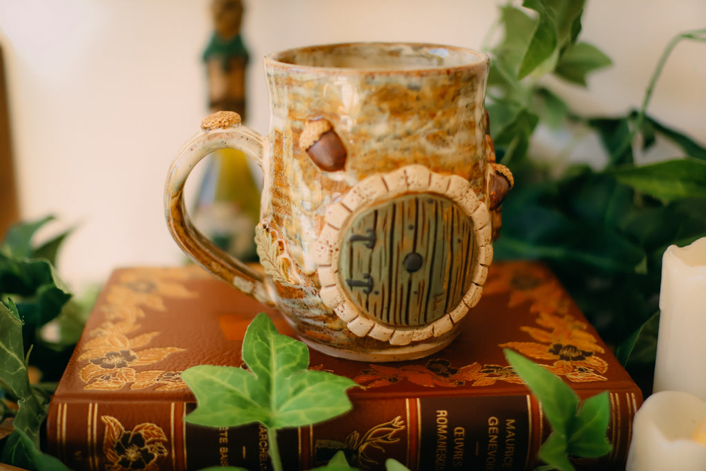 Grande tasse porte de Hobbit en grès en grès « Domaine de la famille Ulfin »