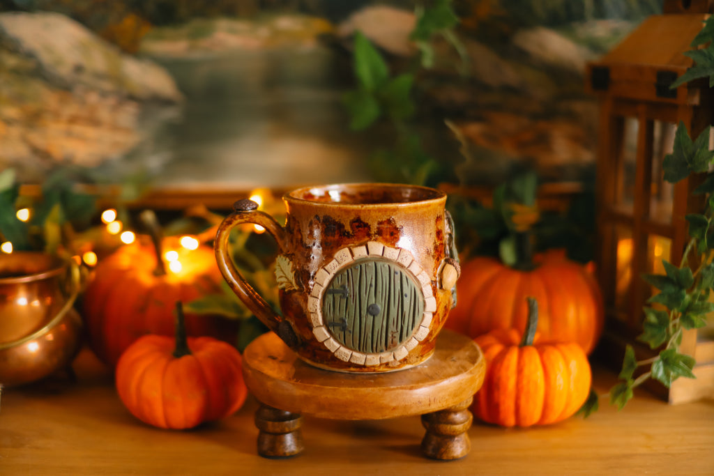 Tasse porte de Hobbit en grès « Maisonnée d'Hedgar et Églaé Tartempois »