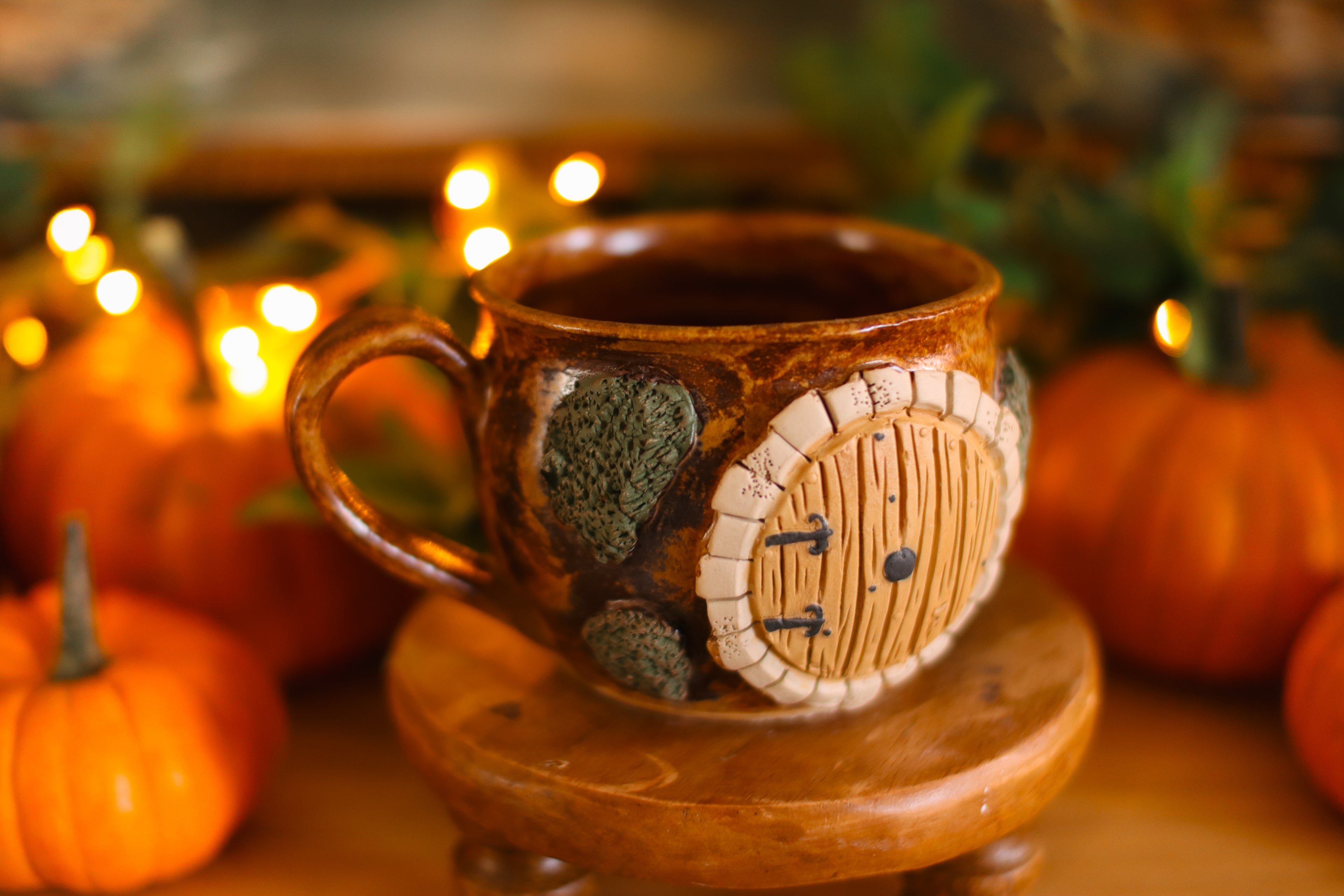 Tasse porte de Hobbit en grès « Petit domaine de Monsieur et Madame Crémeauloin »