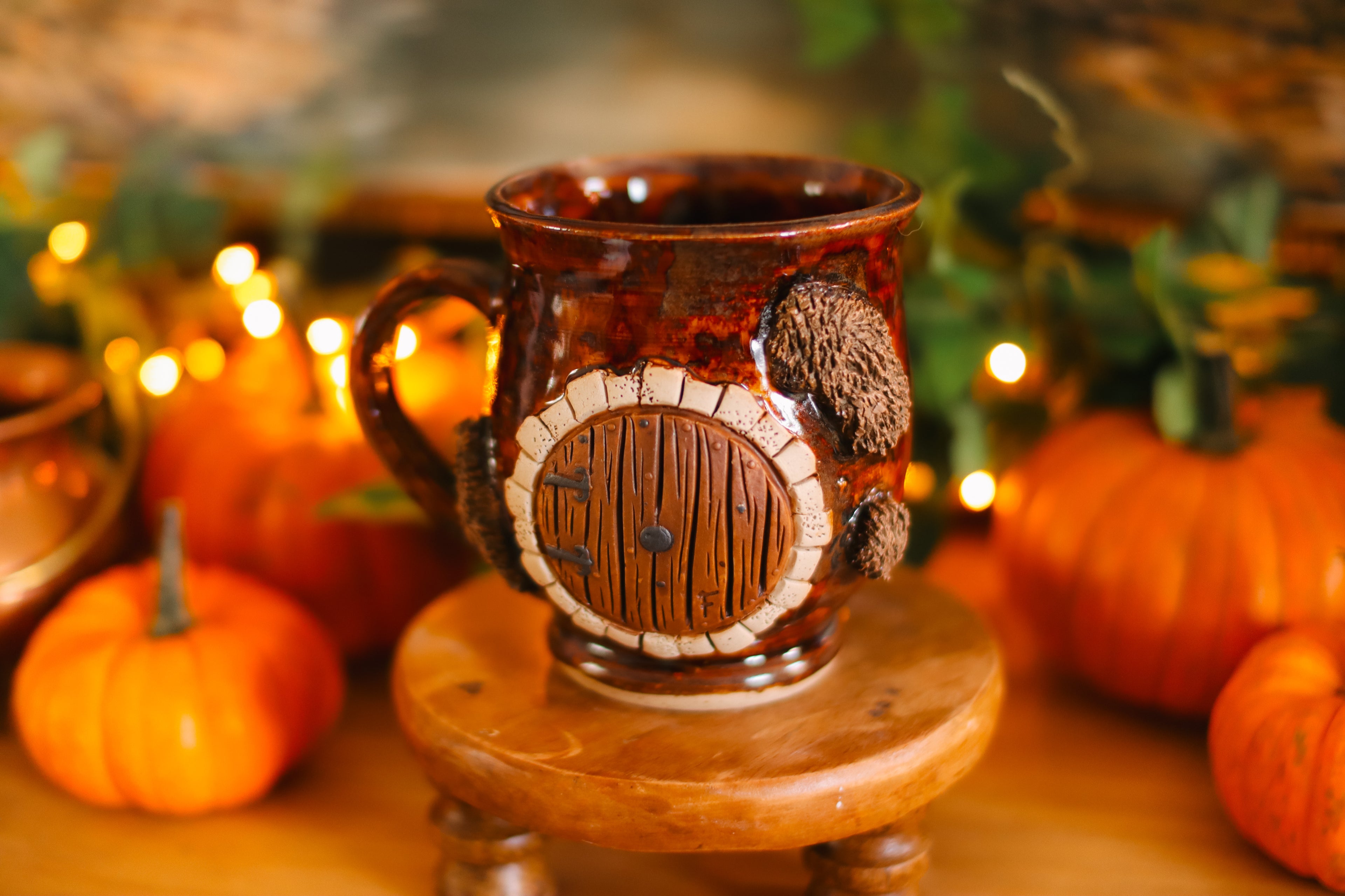 Tasse porte de Hobbit en grès « Élégante maisonnée de Teresa Goodwind  »