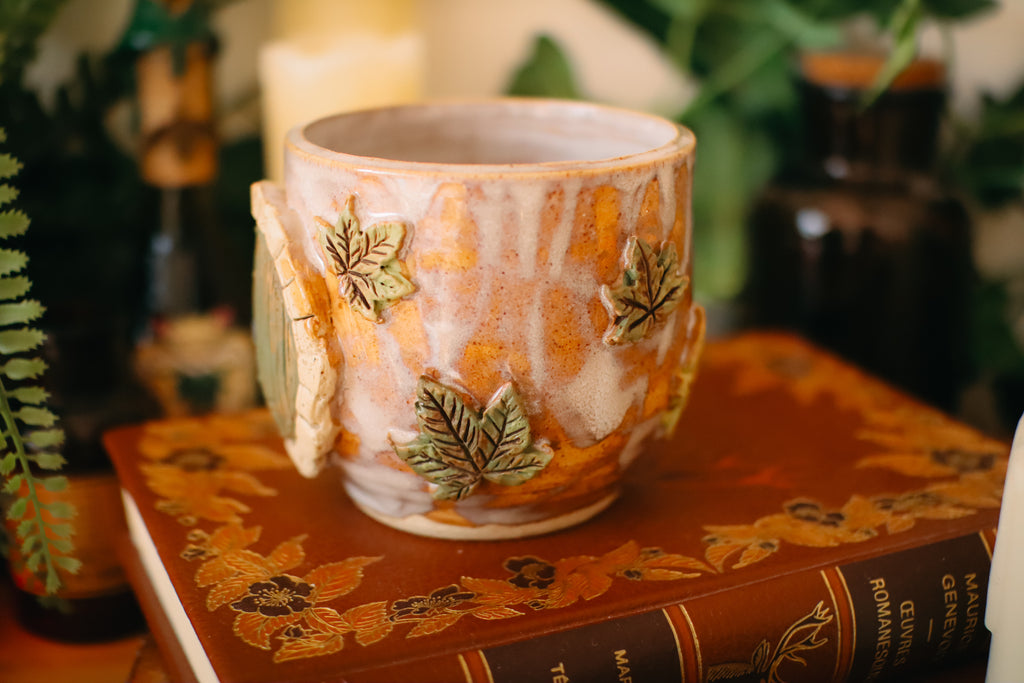 Petite tasse en grès porte de Hobbit  « Maisonnée du vieil Hector Beldune » (Petit défaut esthétique)