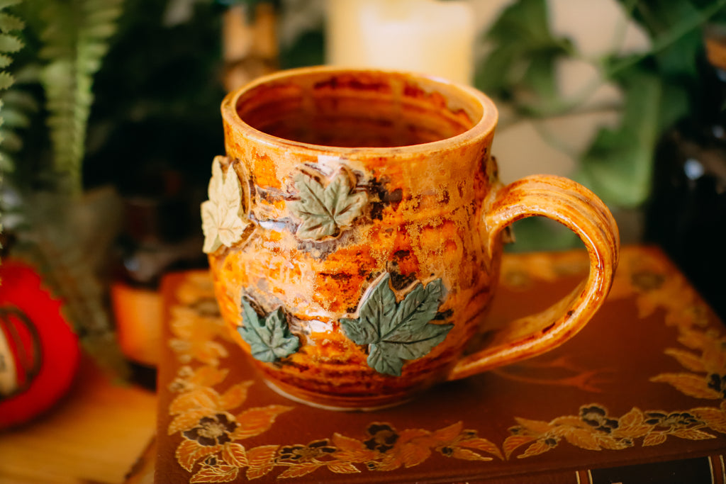Petite tasse en grès porte de Hobbit « Maisonnée de la famille Vieille-Souche»