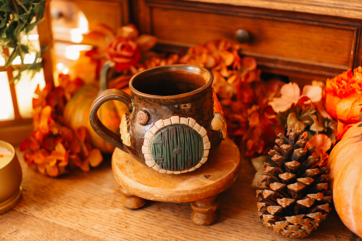 Tasse porte de Hobbit en grès « Chaumière de Oisín et Ailsa Brinsec »
