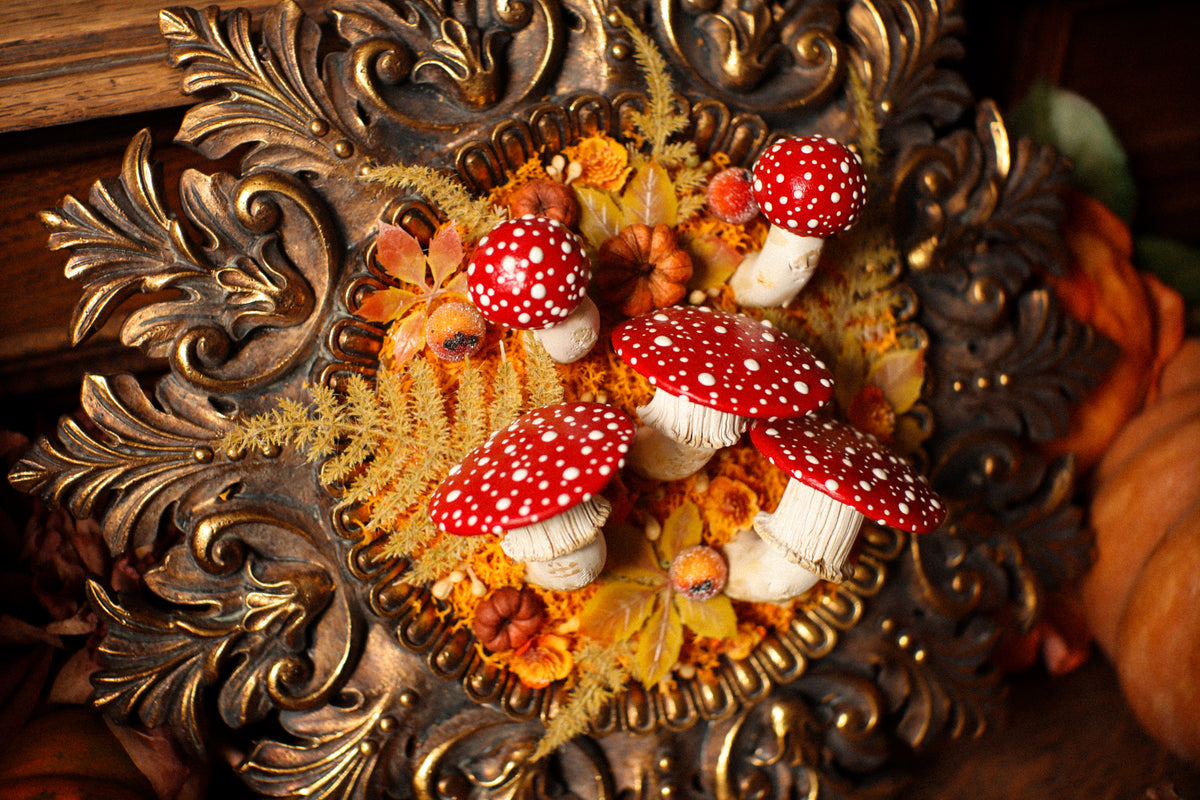 Grand cadre soleil style baroque doré aux amanites et citrouilles