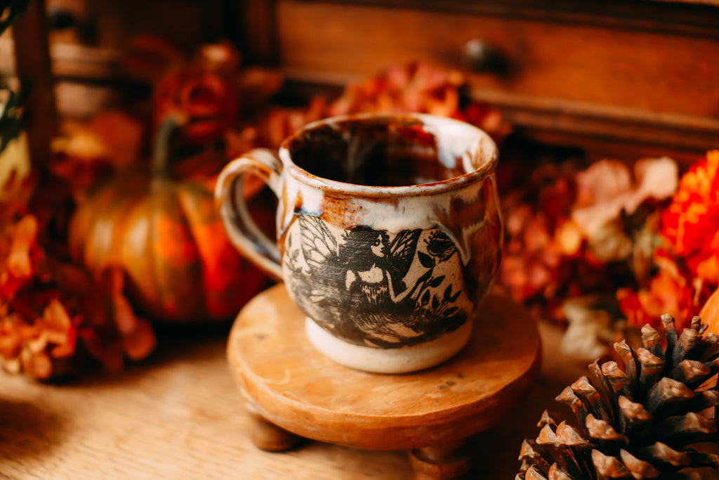 Petite tasse en grès avec illustration « fée des fleurs »