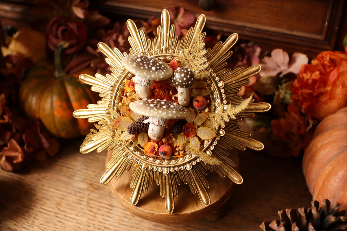 Cadre soleil style baroque doré aux amanites et citrouilles