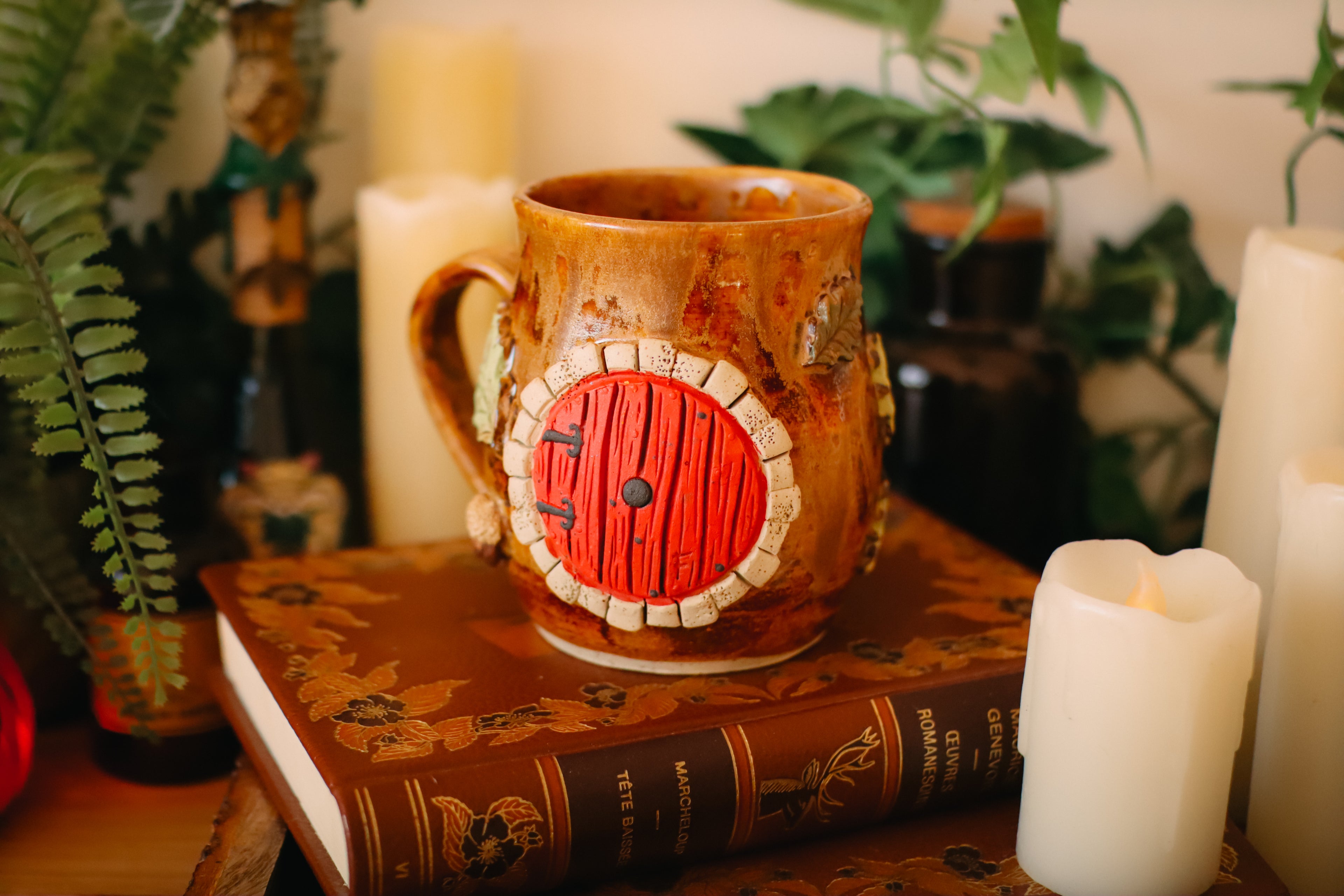 Grande tasse en grès porte de Hobbit  « Demeure de Monsieur Roguste Bonvalde »