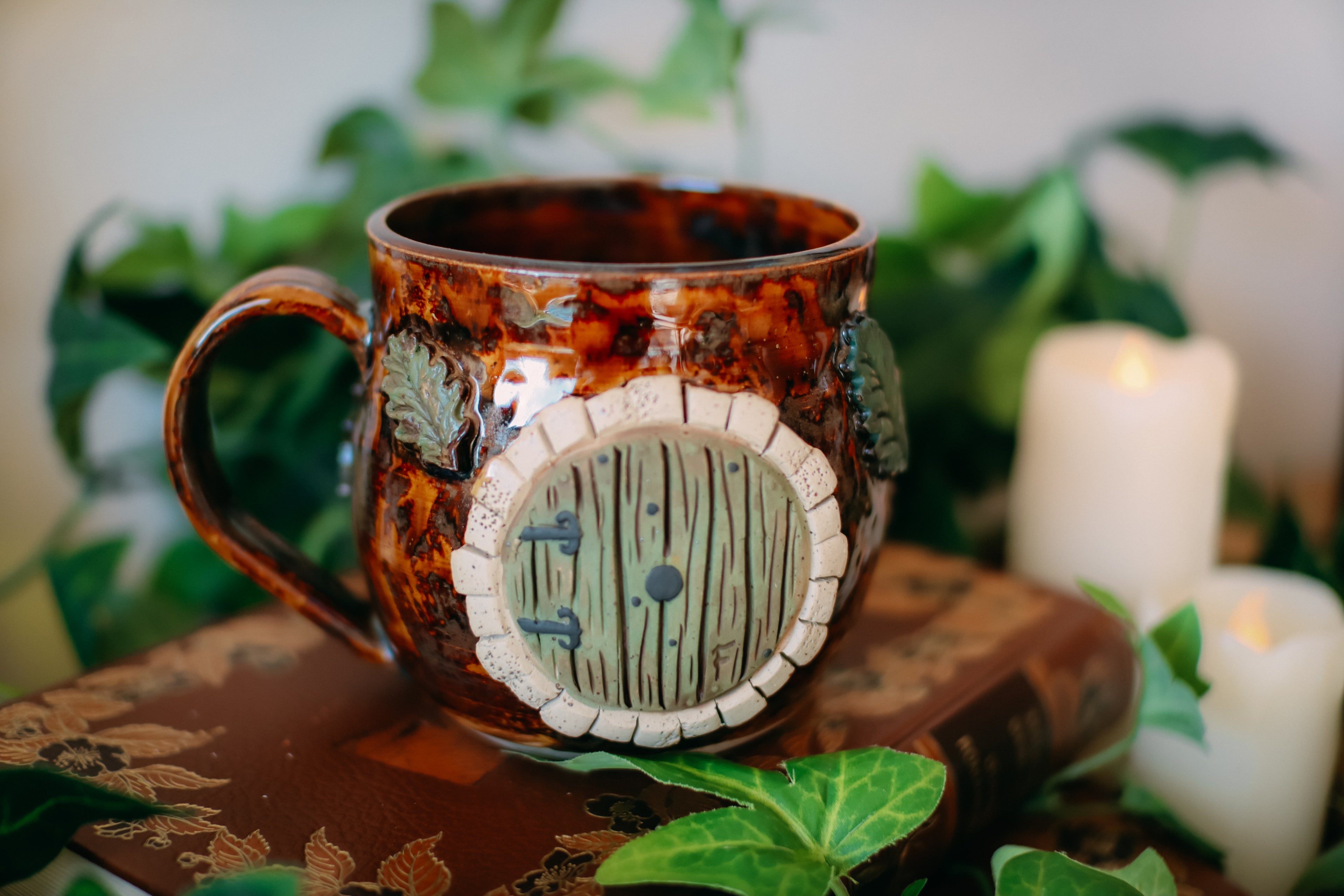 Tasse porte de Hobbit en grès en grès « Maisonnée de Mademoiselle Hilda Reginwald »
