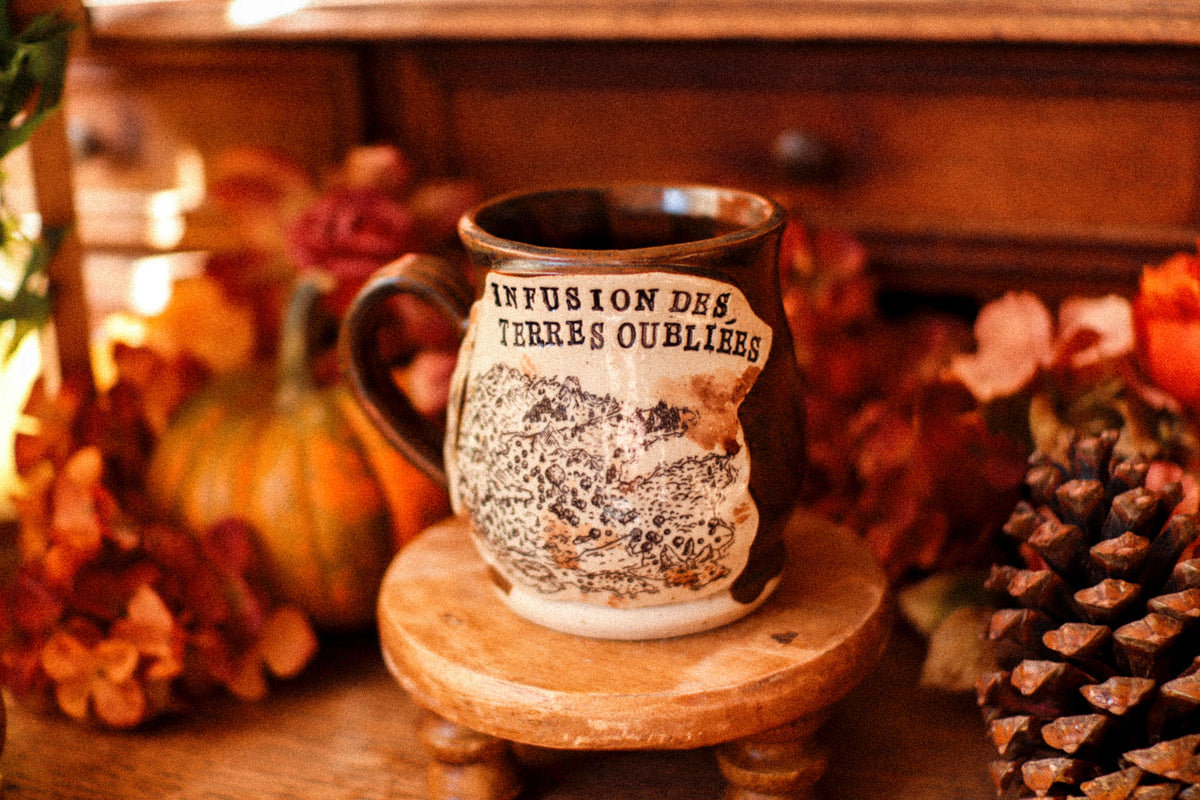 Tasse en grès style étiquette d'apothicaire ancienne « Infusion des terres oubliées »