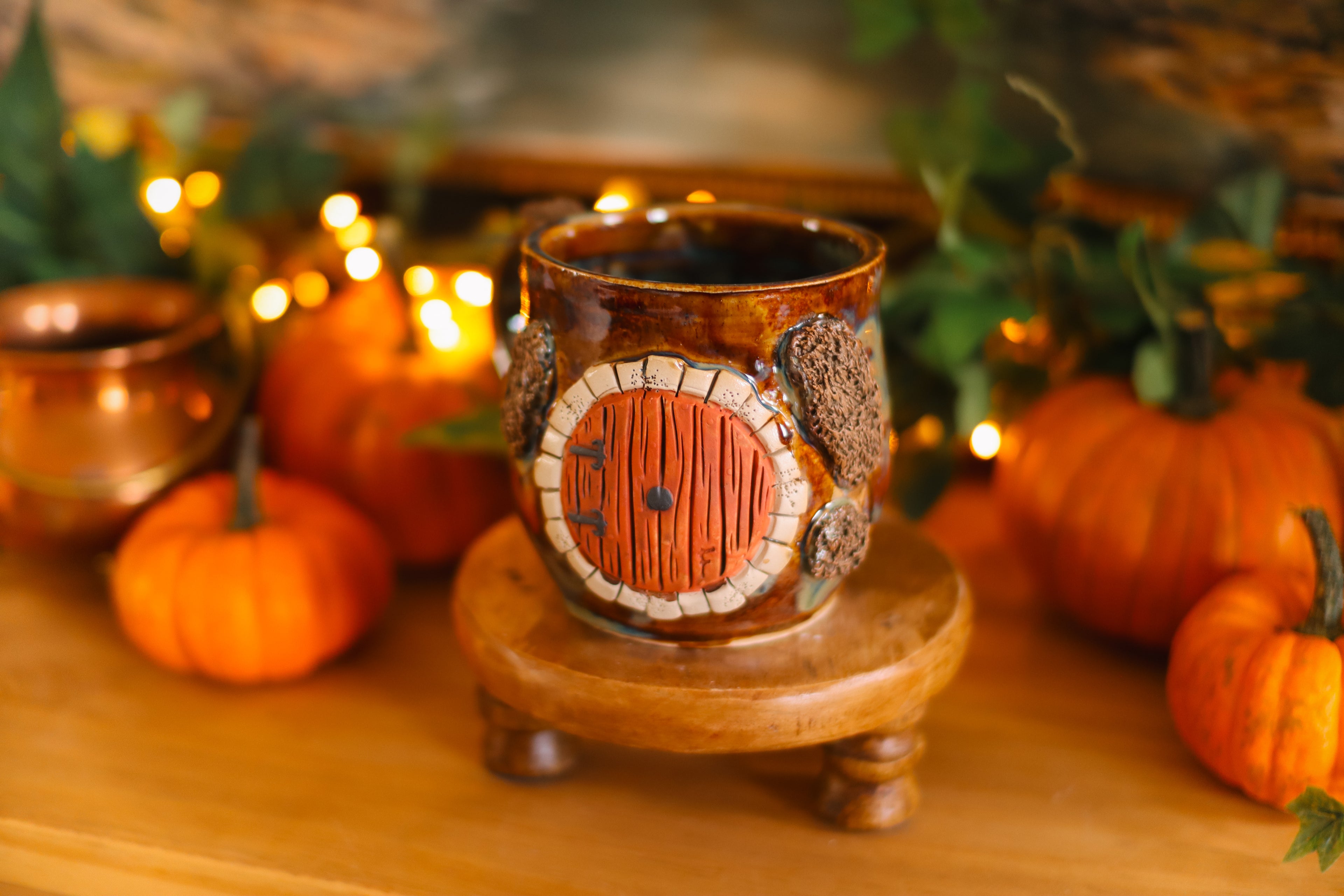 Grande tasse porte de Hobbit en grès « Maison de M. et Mme Reverache »