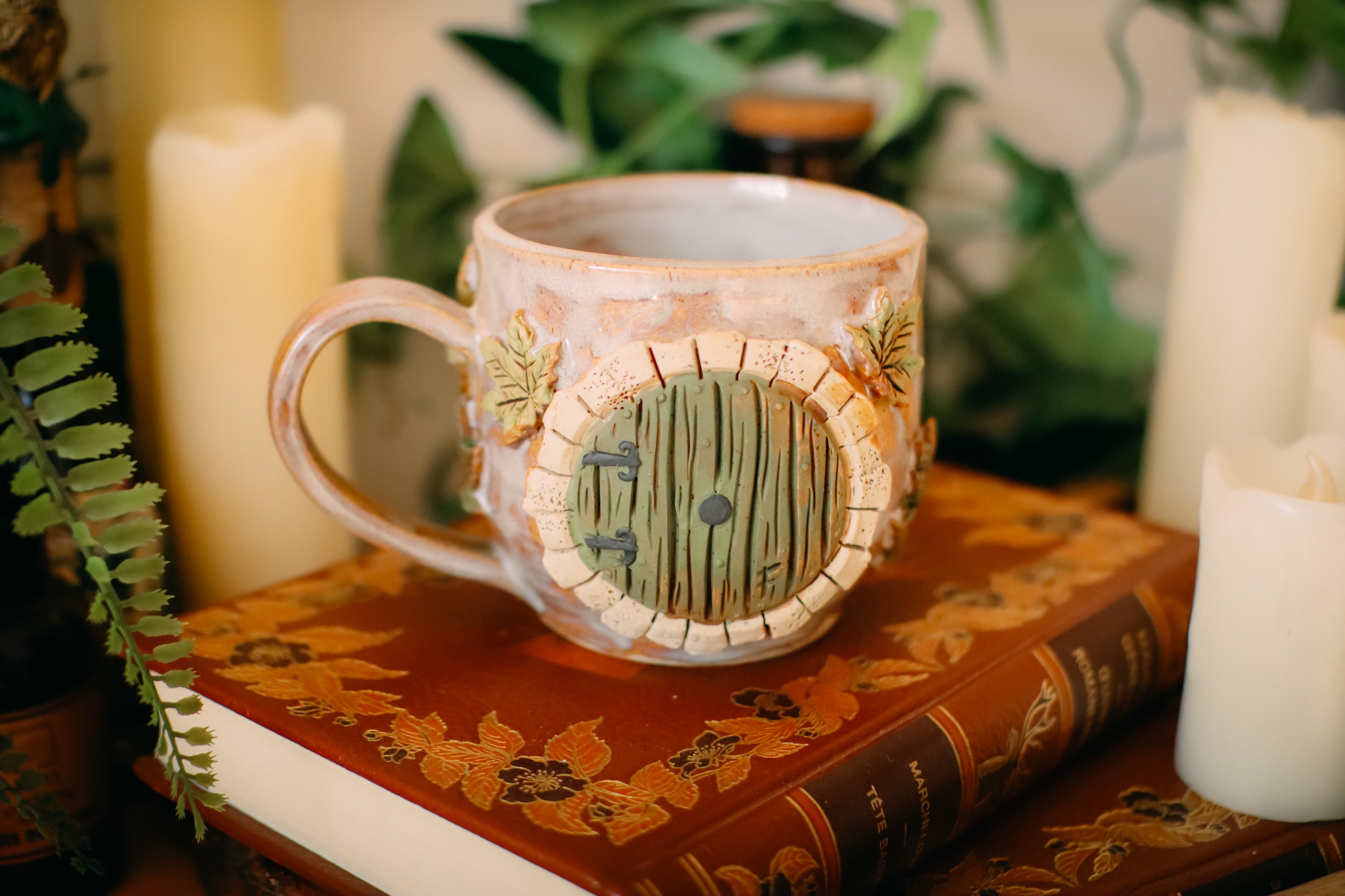 Petite tasse en grès porte de Hobbit  « Maisonnée du vieil Hector Beldune » (Petit défaut esthétique)