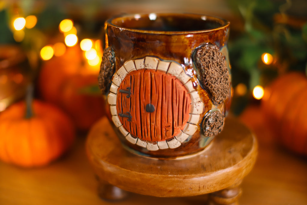 Grande tasse porte de Hobbit en grès « Maison de M. et Mme Reverache »