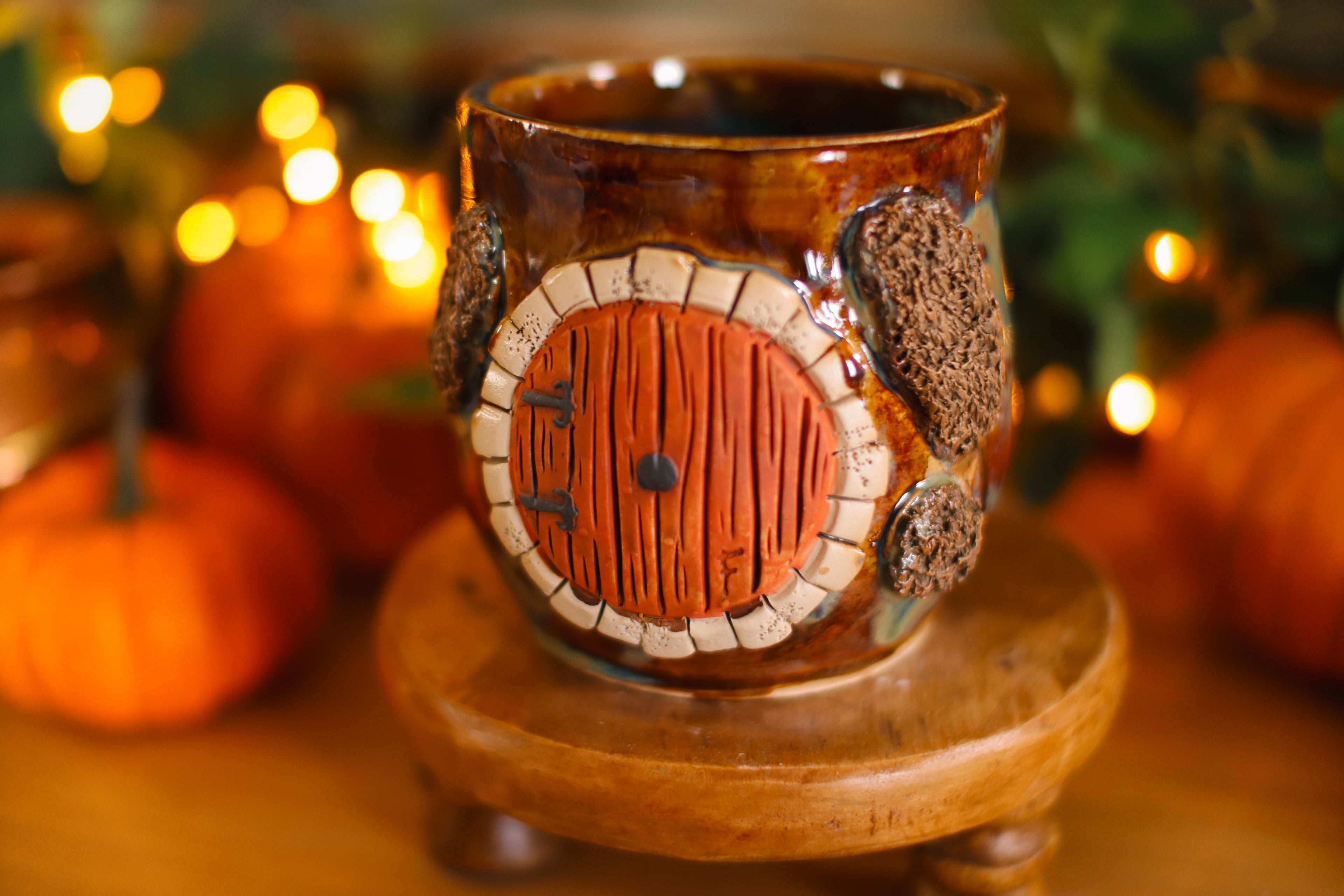 Grande tasse porte de Hobbit en grès « Maison de M. et Mme Reverache »