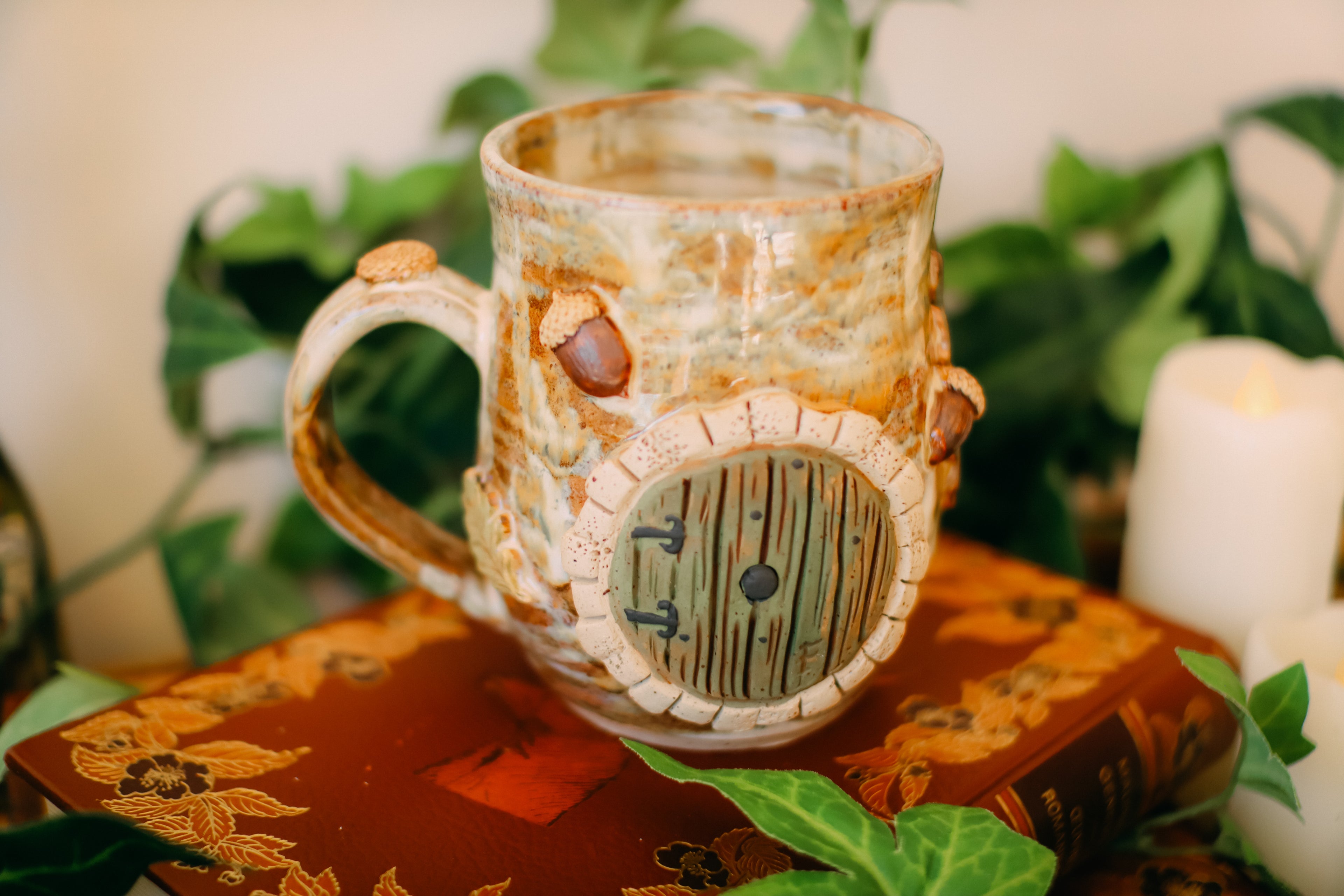 Grande tasse porte de Hobbit en grès en grès « Domaine de la famille Ulfin »