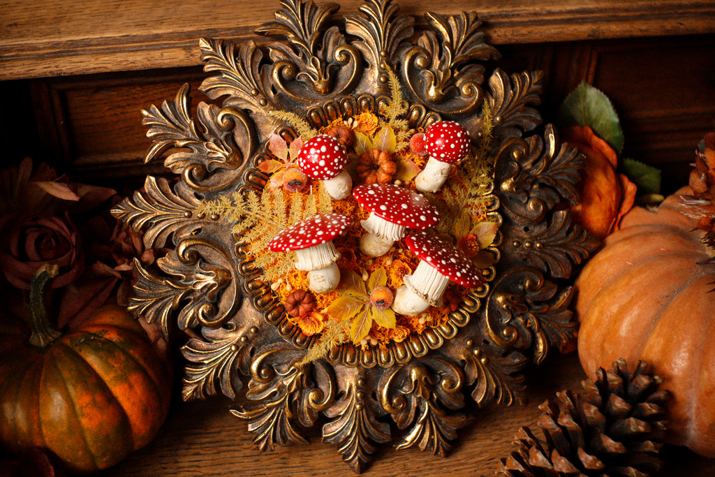 Grand cadre soleil style baroque doré aux amanites et citrouilles