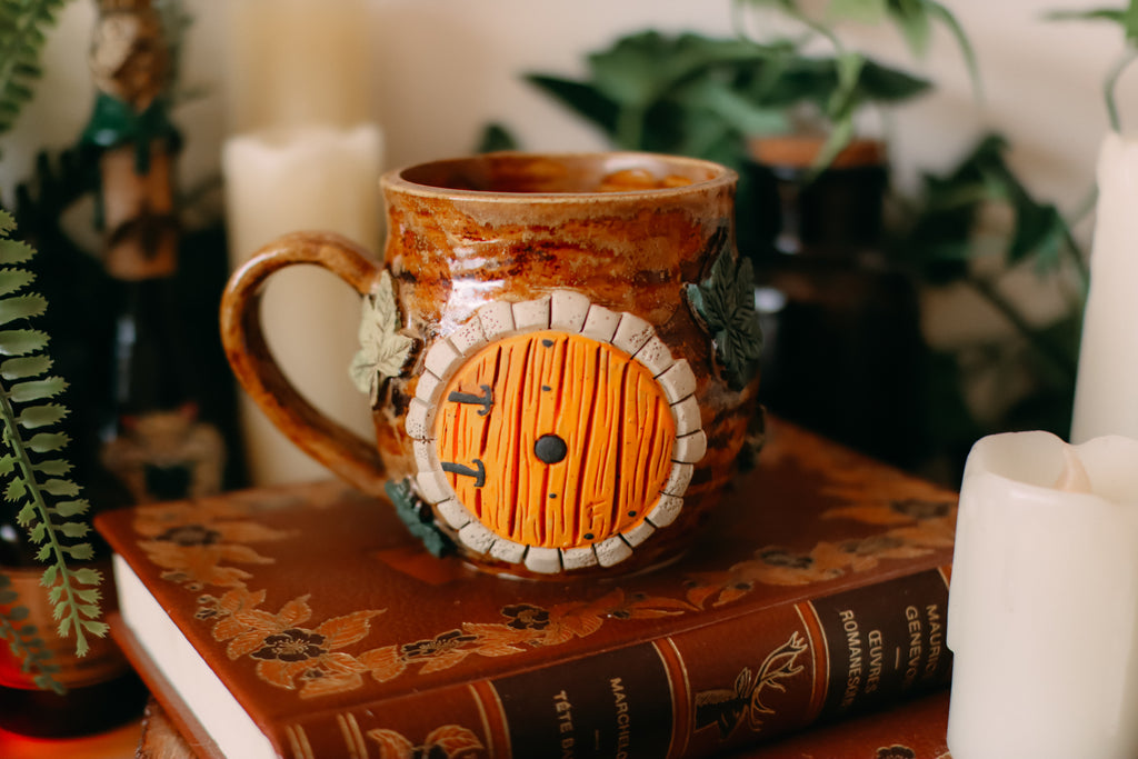 Petite tasse en grès porte de Hobbit « Maisonnée de la famille Vieille-Souche»
