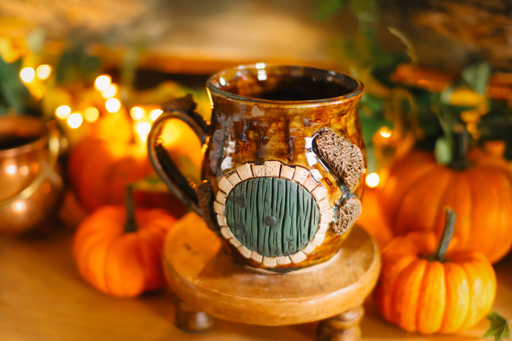 Tasse porte de Hobbit en grès « Maisonnée de la veuve Berthe Tourteau »