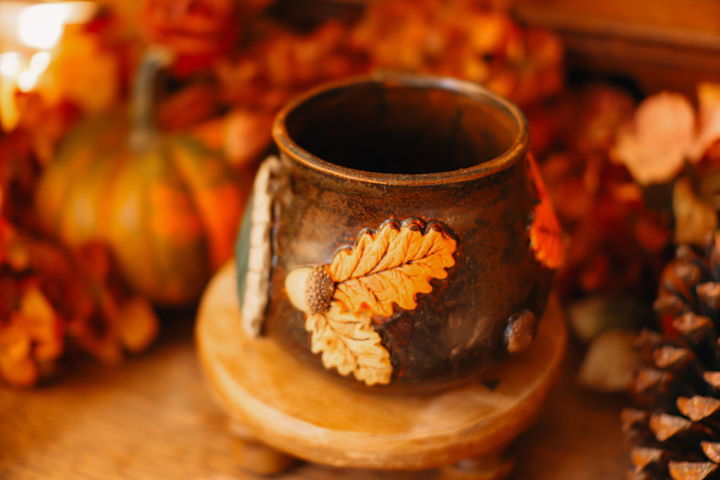 Tasse porte de Hobbit en grès « Chaumière de Oisín et Ailsa Brinsec »