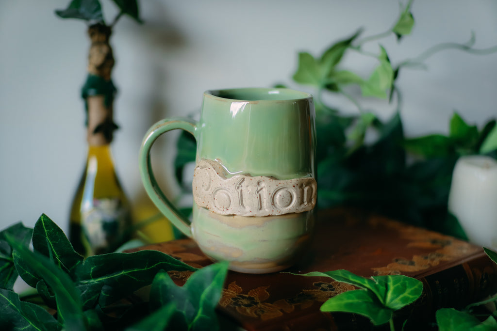 Tasse « Potion » en grès vert jade