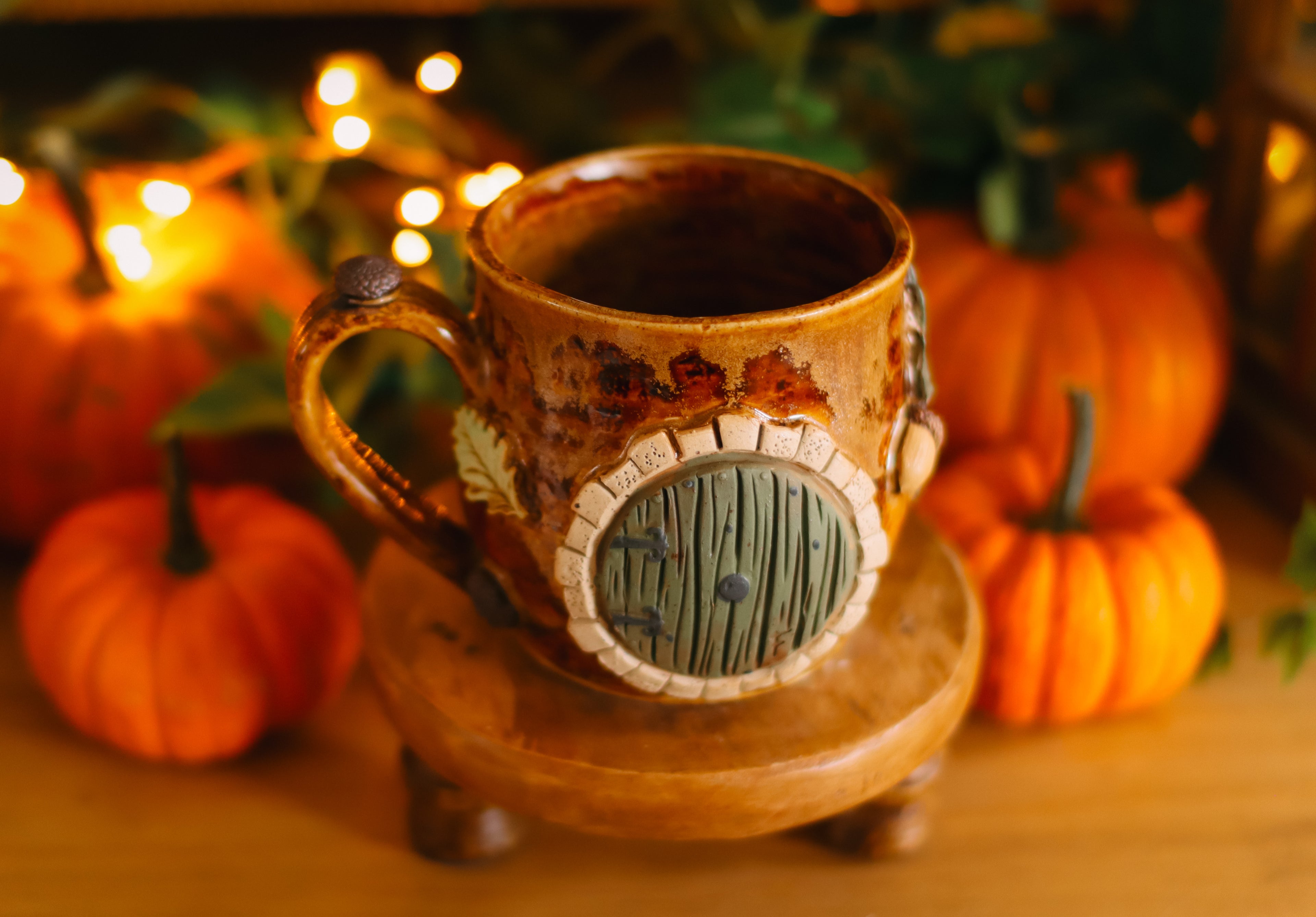 Tasse porte de Hobbit en grès « Maisonnée d'Hedgar et Églaé Tartempois »