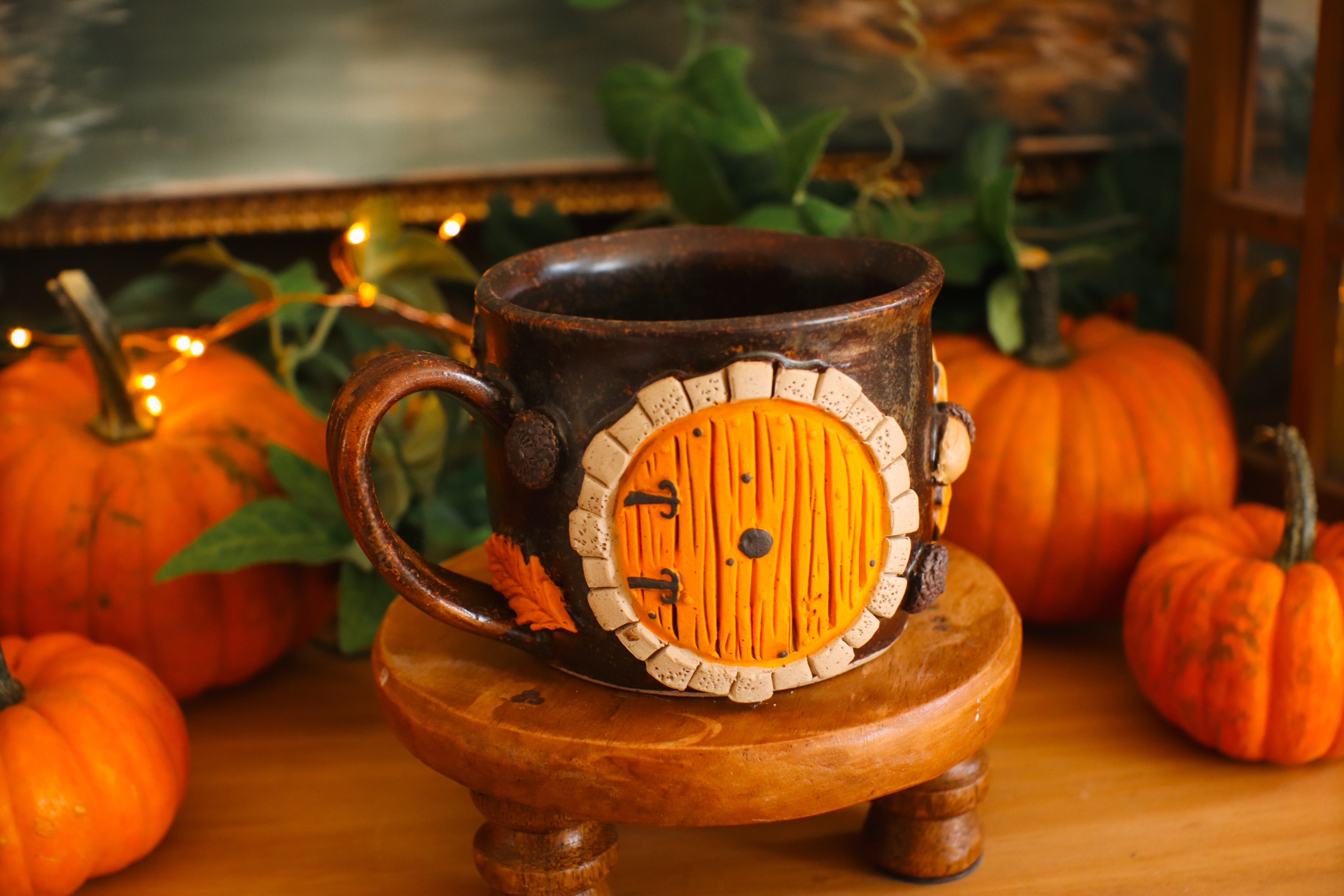 Grande tasse porte de Hobbit en grès « Maison d'Élinor Bridorey »