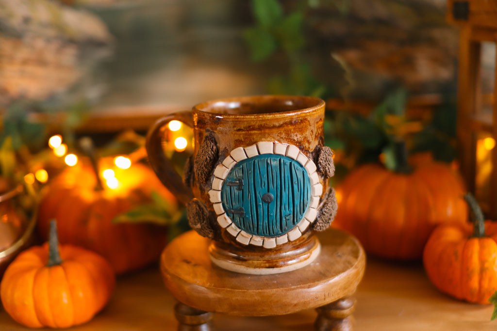 Grande tasse porte de Hobbit en grès « Charmante maison de la famille Poineçon »