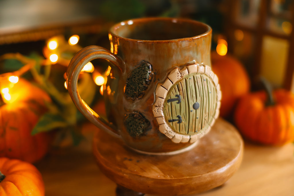 Tasse porte de Hobbit en grès « Charmante maison d'Eligar Lierevin »