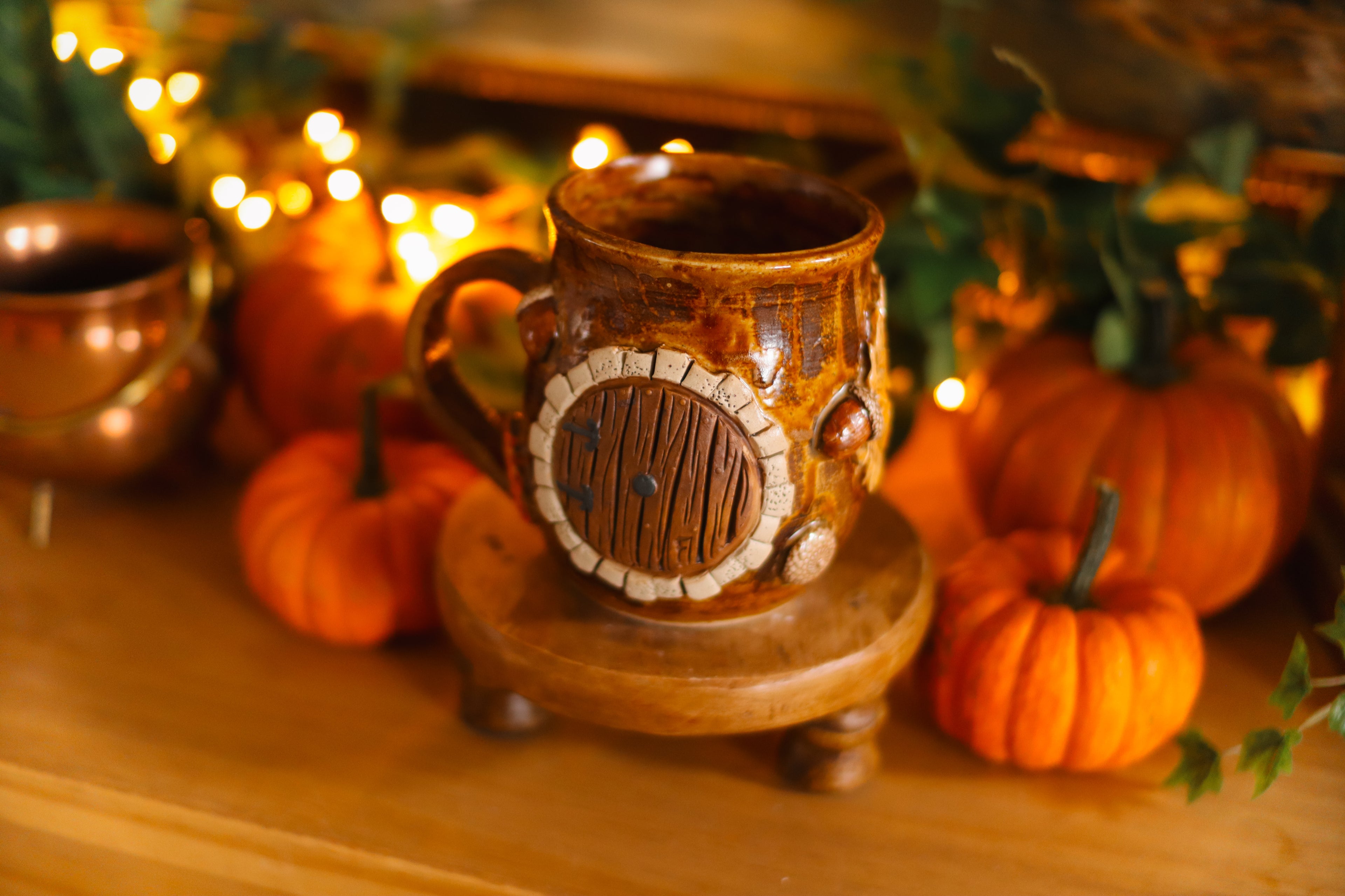 Tasse porte de Hobbit en grès « Douce chaumière de la famille Blanchaudron »